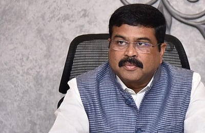 12-ஆம் வகுப்பு வரை 100% 
மாணவா் சோ்க்கையை எட்ட வேண்டும்: மத்திய கல்வி அமைச்சா்